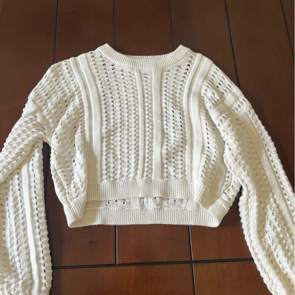 White sweatshirt crop